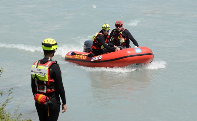 Von wegen Trockenübung: Wasserrettung trainierte im Rhein