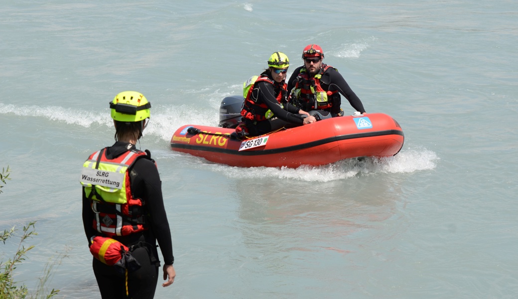 Teil der Übung waren auch Probefahrten mit dem 25PS-Boot.