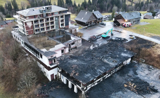 Ehemaliges Hotel niedergebrannt - ein Dutzend Menschen evakuiert