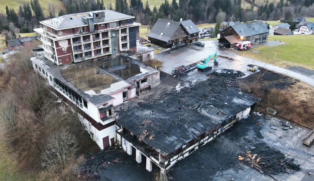 Das «Acker»-Areal am Donnerstagmorgen nach dem Grossbrand. Das Holzgebäude ist verschwunden.
