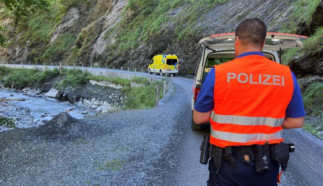  Auf der Kiesstrasse von Bad Ragaz in Richtung Taminaschlucht ist das Unglück passiert: Ein Baumstamm traf eine 42-jährige Frau und ihren sechsjährigen Sohn. 