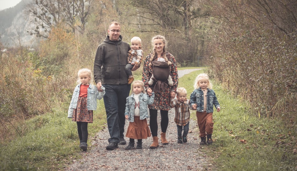 Tobias und Christine Lüchinger leben mit ihren sechs Kindern in Rüthi. 