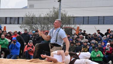 Winterliche Verhältnisse am Schwingfest in Oberriet: Die Fans kamen auch bei Skiwetter