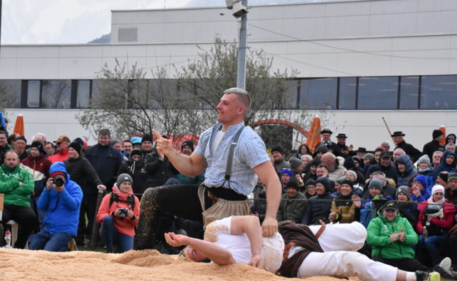 Winterliche Verhältnisse am Schwingfest in Oberriet: Die Fans kamen auch bei Skiwetter