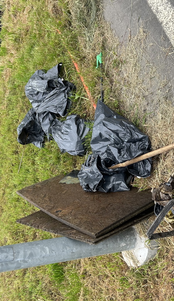 Die Teilnehmenden fischten jede Menge Abfall aus den Bächen. Oft auch Hundesäcklein.
