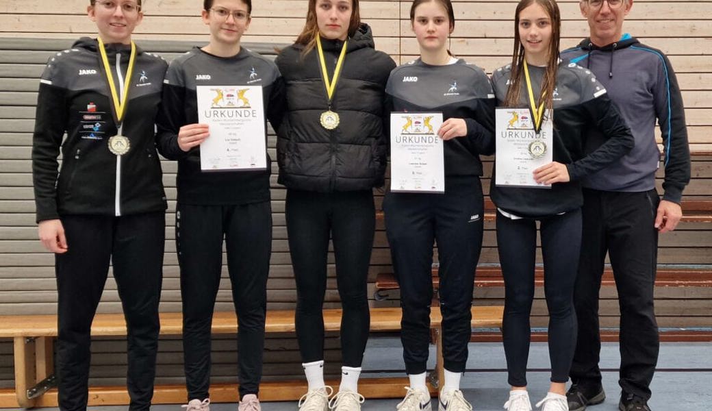  Erfolgreicher Ausflug zum internationalen Turnier nach Weingarten (von links): Yara Vetsch, Lia Vetsch, Annatina Lippuner, Leandra Sulser, Ursina Lippuner und Trainer Jürg Lippuner. 