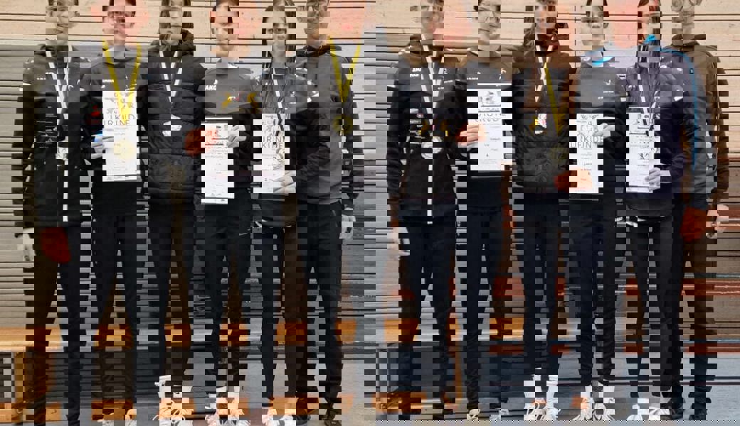  Erfolgreicher Ausflug zum internationalen Turnier nach Weingarten (von links): Yara Vetsch, Lia Vetsch, Annatina Lippuner, Leandra Sulser, Ursina Lippuner und Trainer Jürg Lippuner. 