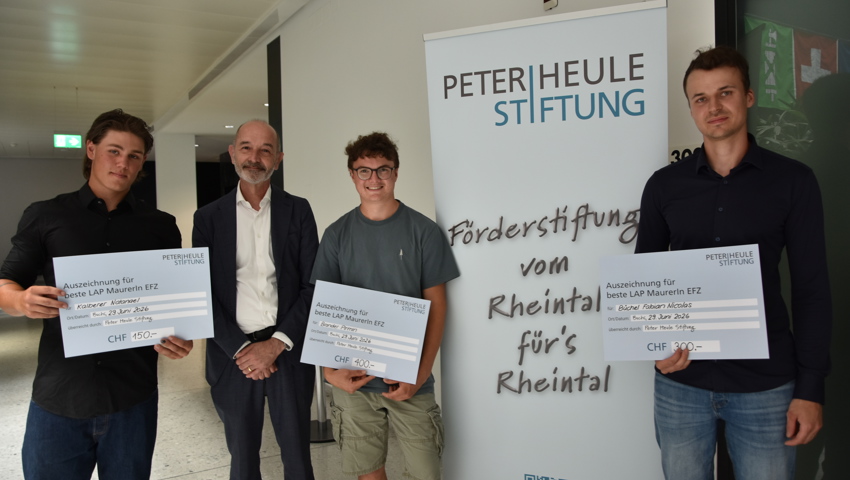  Auszeichnungen durch die Peter Heule Stiftung: Natanael Kalberer, Roberto Fornito, Stiftungspräsident, Primin Brander und Fabian Nicolas Büchel (von links).