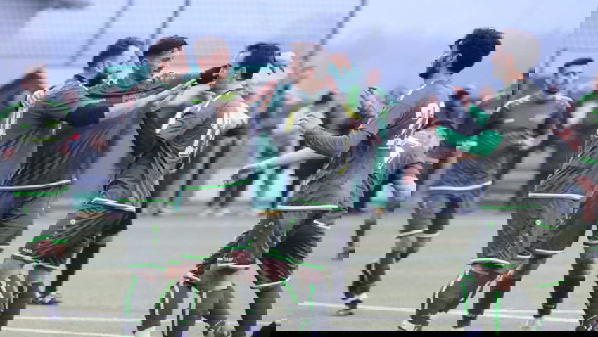  Cyrill Schlegel (Mitte) nimmt in der 24. Minute die Glückwünsche der Teamkollegen zu seinem Tor zum 0:4 entgegen. 