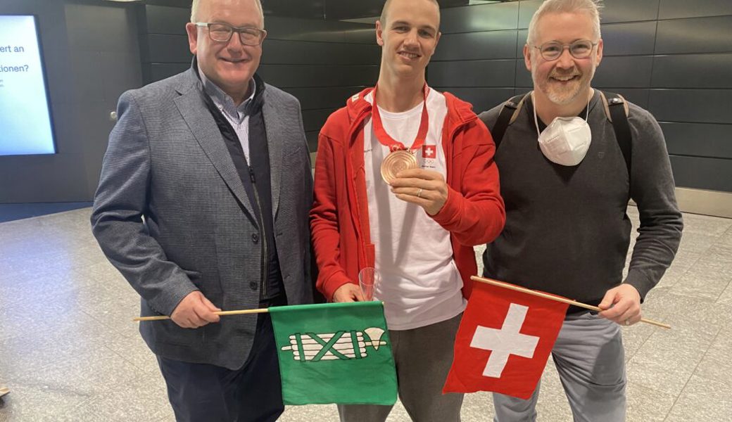  Aus der Heimat Ebnat-Kappel an den Flughafen Zürich gereist, um Snowboarder Jan Scherrer zu gratulieren: Gemeindepräsident Jon Fadri Huder (links) und Patrick Zollinger vom örtlichen Verkehrsverein. 