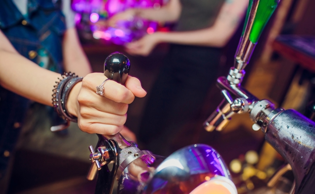 Rabiate Frau greift Polizisten an