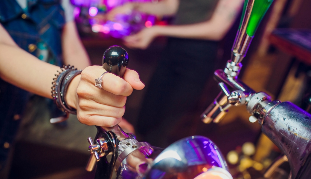 Lärm statt Sperrstunde: Die gebüsste Barkeeperin ignorierte Beschwerden.