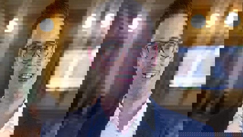  Kritisiert mit zwei anderen Interpellanten die Rolle der Regierung im Zusammenhang mit dem Theater SG: Sascha Schmid. 