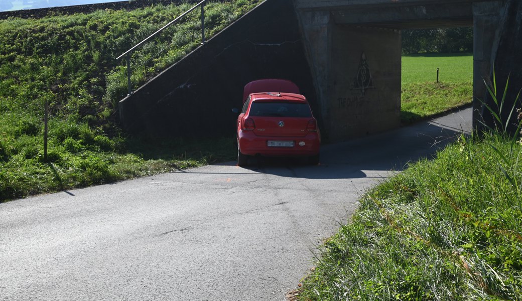 Das Auto kam nach einer Kollision mit einem Stein an der Wand einer Bahnunterführung zum Stillstand.