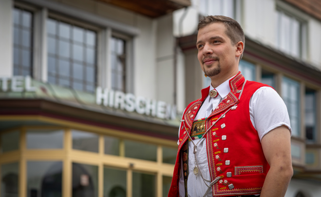 Morgens im Stall, anschliessend im «Hirschen»: Der volle Arbeitstag von Patrick Alpiger