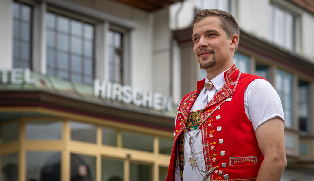 Morgens im Stall, anschliessend im «Hirschen»: Der volle Arbeitstag von Patrick Alpiger