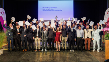 32 Ingenieurinnen und Ingenieure diplomiert – sie sind gefragte Fachkräfte