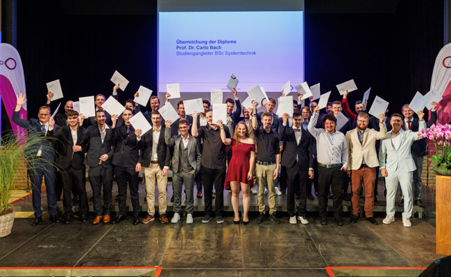 32 Ingenieurinnen und Ingenieure diplomiert – sie sind gefragte Fachkräfte