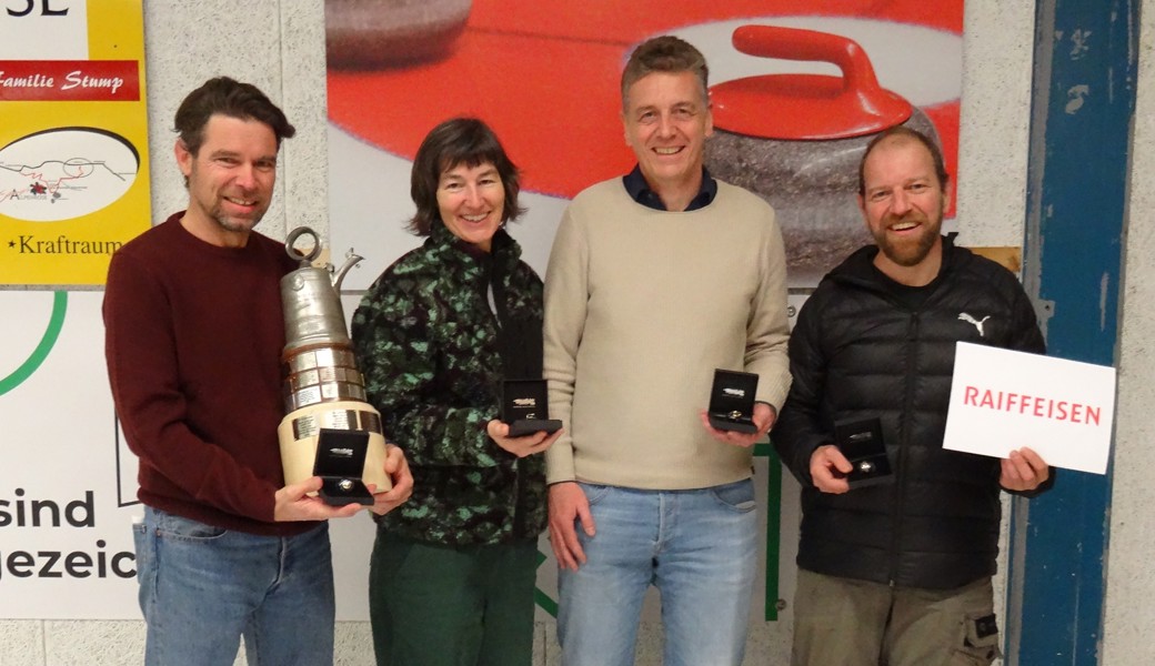 Das siegreiche Team Toggebäre II (von links): Michael Perlmutter, Daniela Perlmutter, Max Heling und Jan Brunner (Skip). 