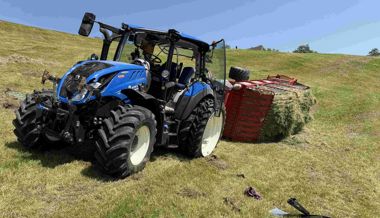 Traktor mit Ladewagen überschlagen
