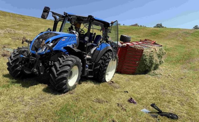 Traktor mit Ladewagen überschlagen