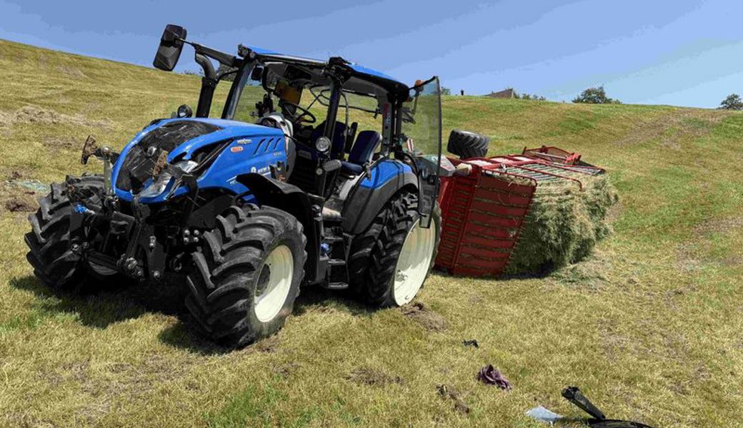 Traktor mit Ladewagen überschlagen