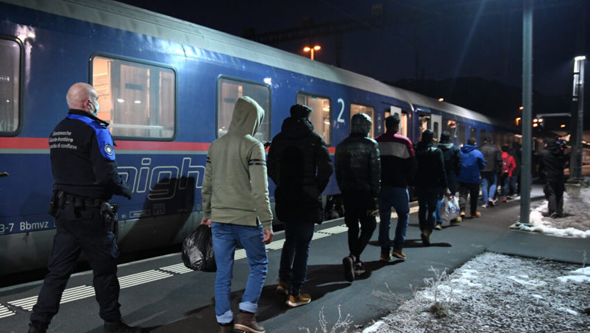  Rund 30 illegale Migranten kamen gestern in Buchs an. Bilder: Corinne Hanselmann (Buchs, 26. Januar 2022)