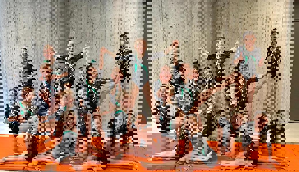  Freudige Gesichter bei den Buchser Turnerinnnen über die guten Resultate. Bilder: PD