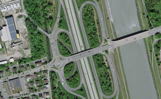 Sperrung in Etappen: Die Träger für die provisorische Brücke werden eingebaut