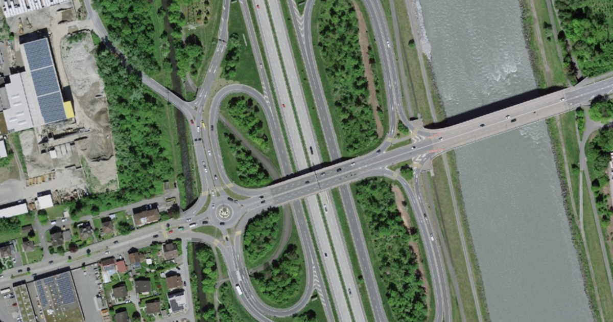 Sperrung in Etappen: Die Träger für die provisorische Brücke werden ...