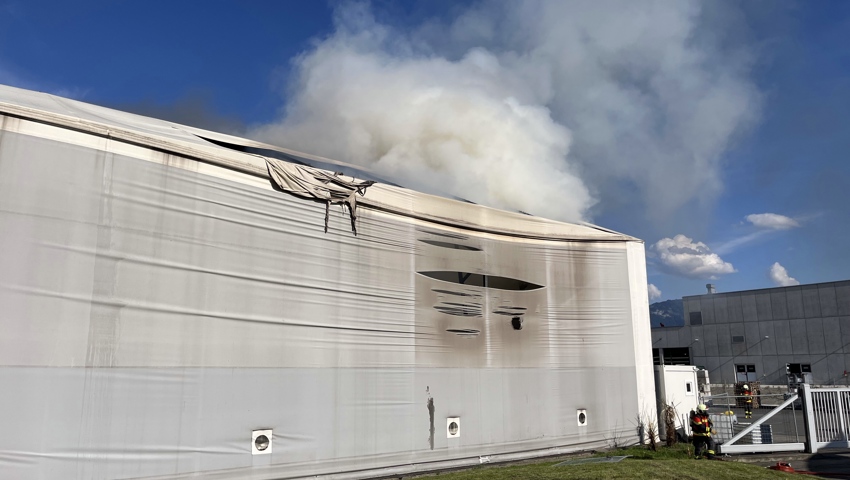 Auch das Blachendach fing Feuer. Es entwickelte sich auch viel Rauch. Auch das Blachendach fing Feuer. Es entwickelte sich auch viel Rauch.