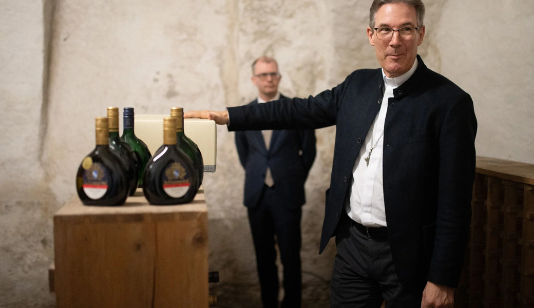 Bischof Beat Grögli und Armin Bossart, Präsident des Administrationsrats (im Hintergrund), im Weinkeller des renovierten Bischofhauses. 