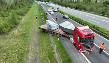 Sattelschlepper beschädigt 150 Meter Leitplanke