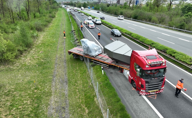 Sattelschlepper beschädigt 150 Meter Leitplanke