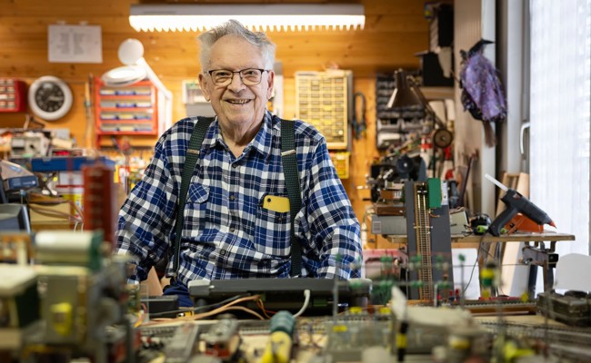 Dieser 85-Jährige programmiert mit KI seine Modelleisenbahn