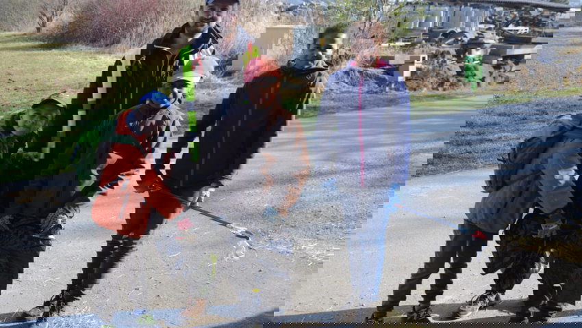  Auch Kinder halfen mit, den Abfall einzusammeln. Stolz wird das Beutegut gezeigt. 