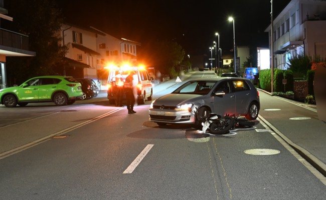 Motorradfahrerin bei Zusammenstoss mit Auto verletzt