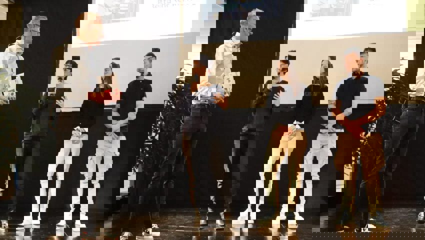  Moderator Alexander Schawalder mit Bettina, Fabienne und Dominik Nadig (von links). 