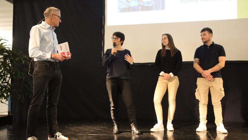  Moderator Alexander Schawalder mit Bettina, Fabienne und Dominik Nadig (von links). 