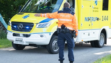 Velofahrer kollidiert mit Fussgängerin