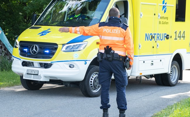 Velofahrer kollidiert mit Fussgängerin