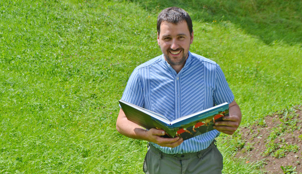 Jürg Roth hat im Toggenburger Alpbuch die Seiten mit den Angaben zur Neuenalp aufgeschlagen.