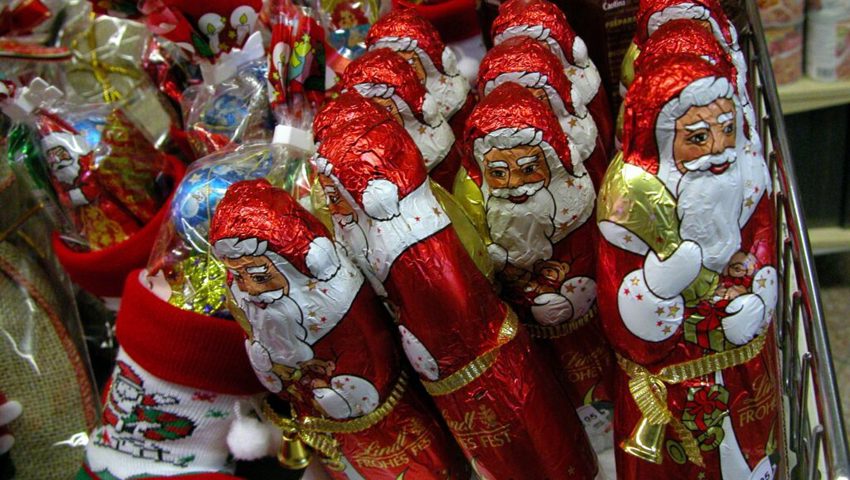  Auch Weihnachtsschokolade aus dem Jahr 2021 kann für den grössten Osterhasen eingeschmolzen werden. 