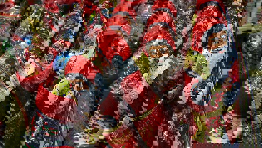  Auch Weihnachtsschokolade aus dem Jahr 2021 kann für den grössten Osterhasen eingeschmolzen werden. 