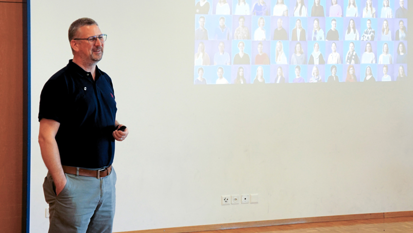 Marcel Kaufmann, Rektor der Schulen Sevelen, informierte zum Schulstandort,