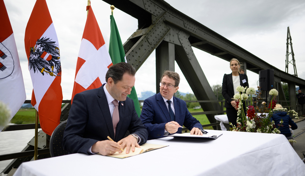 Vertragsunterzeichnung auf der Wiesenrainbrücke zwischen Widnau und Lustenau am 17. Mai 2024 durch Bundesminister Norbert Totschnig (links) und Bundesrat Albert Rösti. 