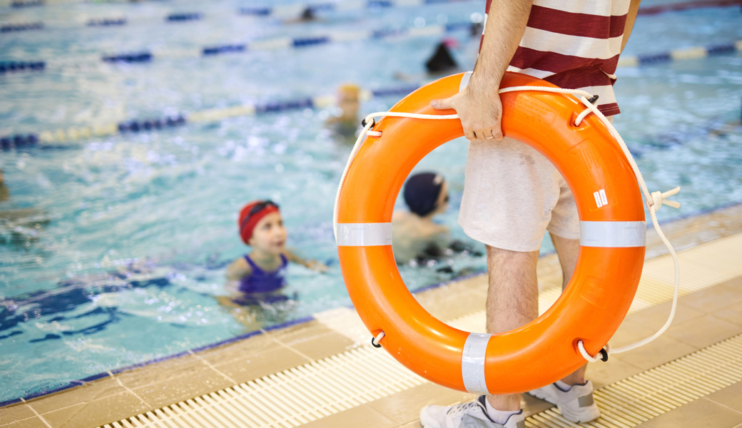 Wo Menschen schwimmen, braucht es Aufsicht – doch Badmeister werden rar.