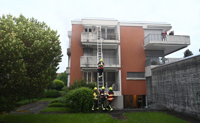 Brand in Küche: Feuerwehr rettet Bewohnende von Balkon und Dach