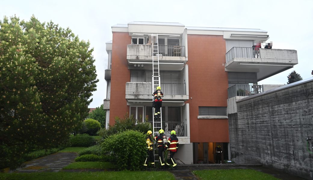 Brand in Küche: Feuerwehr rettet Bewohnende von Balkon und Dach