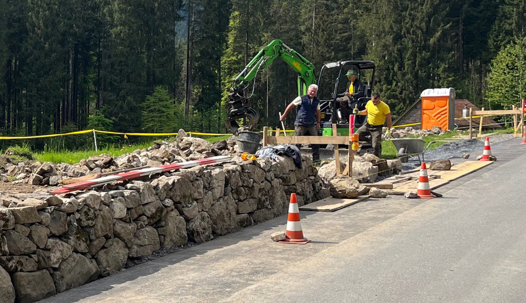 Die geschützte Natursteinmauer am Grabserberg wird neu aufgebaut. Damit wird auch das Kreuzen auf diesem Strassenabschnitt erleichtert.